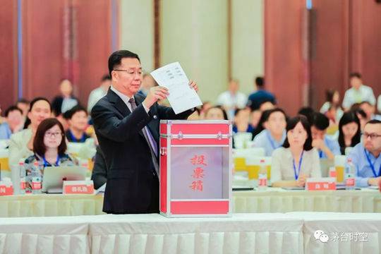 中国官方否认“多地恢复出国旅游等因私护照办理和换发”